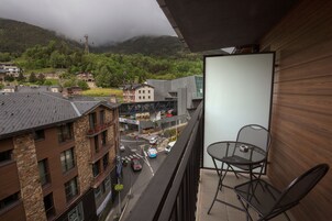 Minibar, caja de seguridad en la habitación y escritorio 