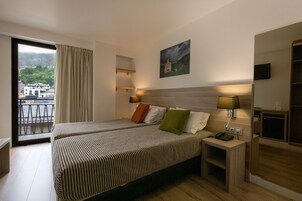 Habitación básica doble | Minibar, caja fuerte, escritorio y cortinas opacas
