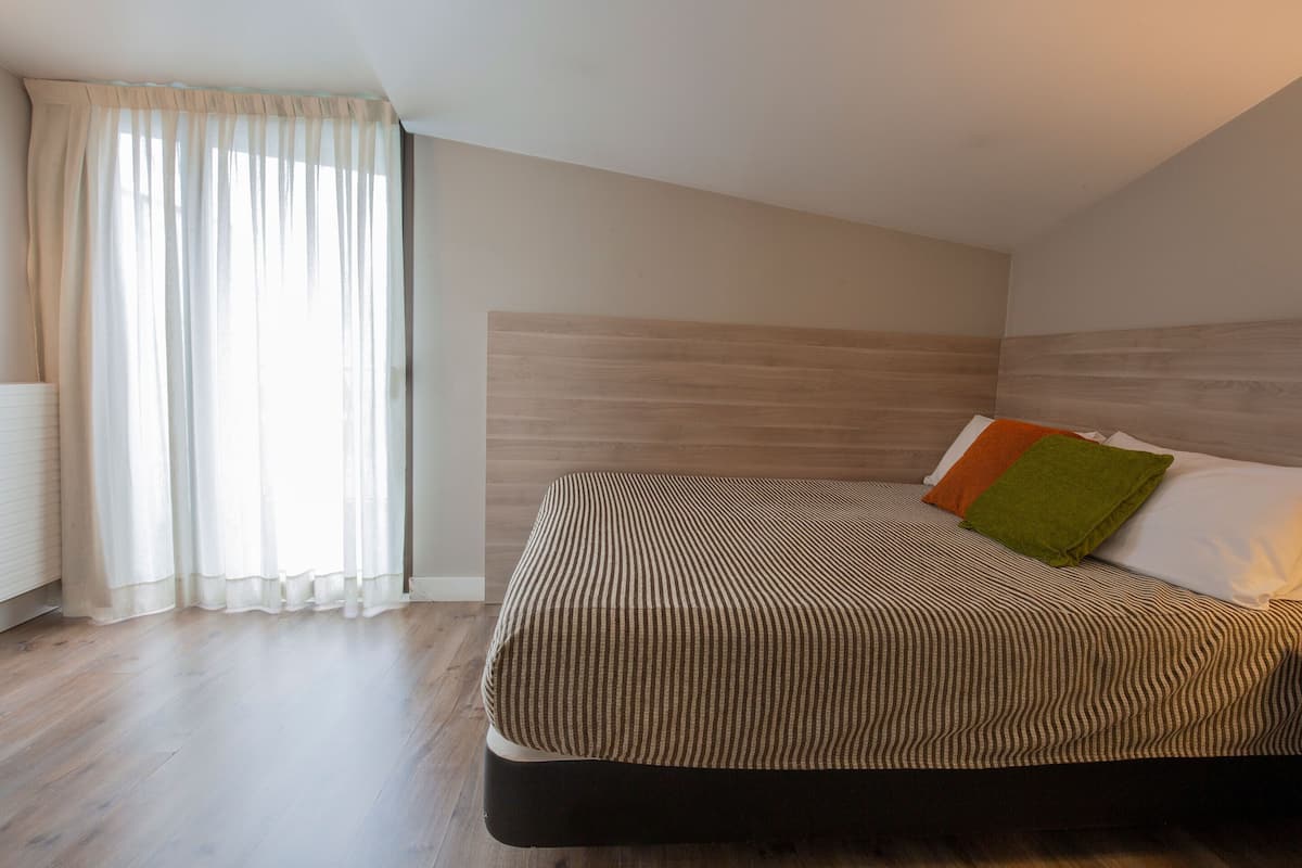 Standaard driepersoonskamer | Een minibar, een kluis op de kamer, een bureau, verduisterende gordijnen