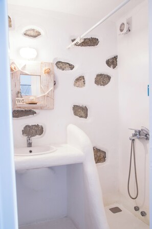 Douche, sèche-cheveux, serviettes fournies, savon