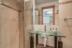 Shower, hair dryer, towels - Penthouse 3BR in Ben Yehuda SAFE ROOM (Tel Aviv-Yafo)