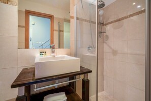 シャワー、ヘアドライヤー、タオル、シャンプー