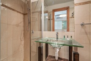 Regadera, secadora de cabello, toallas, shampoo