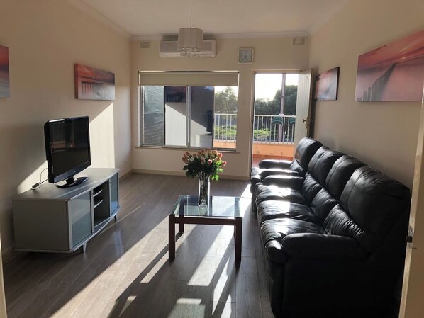 Smart TV - Beach side holiday unit (Semaphore Park)