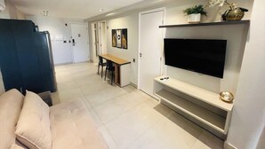 Leilighet | Oppholdsområde | En 43-tommers smart-TV med digitale kanaler