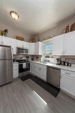 Coffee/tea maker, fridge, microwave, oven