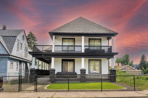 Historic 2 KING BED, 1 Bath Near Downtown Spokane!