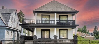 Historic 2 KING BED, 1 Bath Near Downtown Spokane!