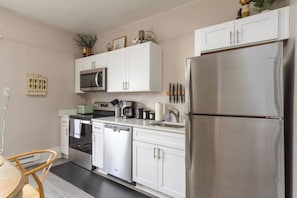 雪櫃、微波爐、焗爐、爐具