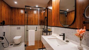 Habitación ejecutiva | Baño | Artículos de higiene personal gratuitos, secador de pelo y albornoces