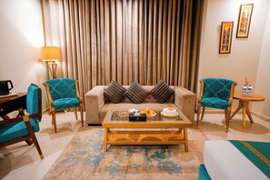 디럭스 스위트 | 미니바, 객실 내 금고, 각각 다른 스타일의 인테리어, 각각 다르게 가구 비치