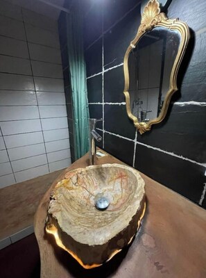 Een haardroger, zeep, shampoo