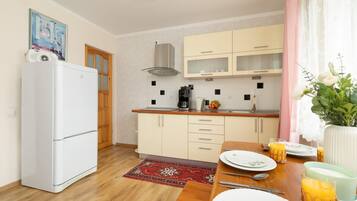 Kühlschrank, Mikrowelle, Herdplatte, Wasserkocher mit Kaffee-/Teezubehör