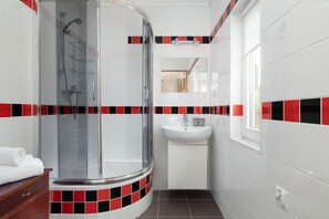 Een douche, een haardroger, handdoeken