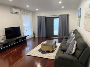 Smart TV - Beautiful 3 Bedrooms BNB between Airport and Sea (Hendon)