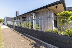 Exterior detail - Beautiful 3 Bedrooms BNB between Airport and Sea (Hendon)