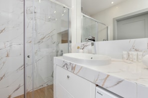 Dusche, Haartrockner, Handtücher, Shampoo