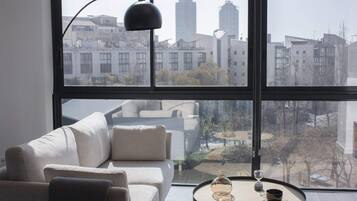 Een televisie en een kantoor