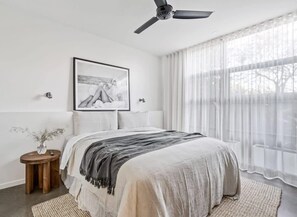 4 bedrooms, iron/ironing board, WiFi, bed sheets - Maple on Edward, Berry - by Linnaeus Collection (Berry)