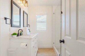 Combined shower/tub, hair dryer, towels - 25% Off August! Perfect For Families Pool, Jacuzzi (Temecula)