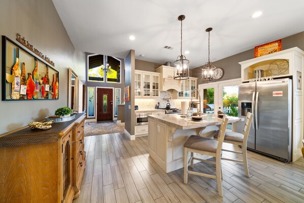 ثلاجة، ميكروويف، فرن، موقد طهي مسطح