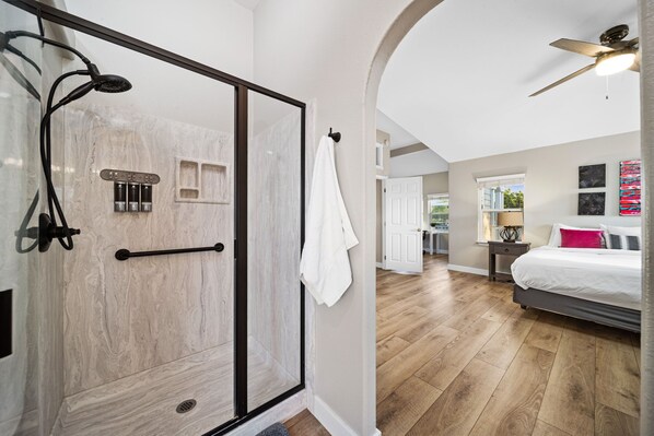 4 habitaciones, tabla de planchar con plancha y wifi gratis 
