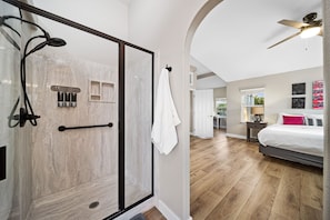4 chambres, fer et planche à repasser, accès au Wi-Fi (inclus)
