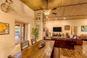 Family dining - La Puerta Azul- Stunning Desert Retreat; Pool/Spa (Tucson)