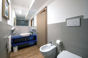 Dusche, Haartrockner, Bidet, Handtücher