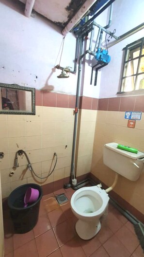 Shower, towels - Hotel O Penginapan Almera (Kota Kinabalu)