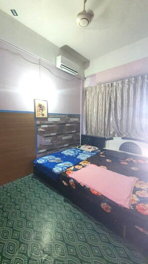 Family Room | Desk, laptop workspace, bed sheets - Hotel O Penginapan Almera (Kota Kinabalu)