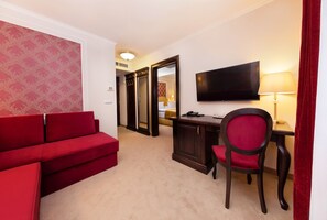 Minibar, in-room safe, desk, laptop workspace - Boutique Hotel Gaia (Kecskemet)