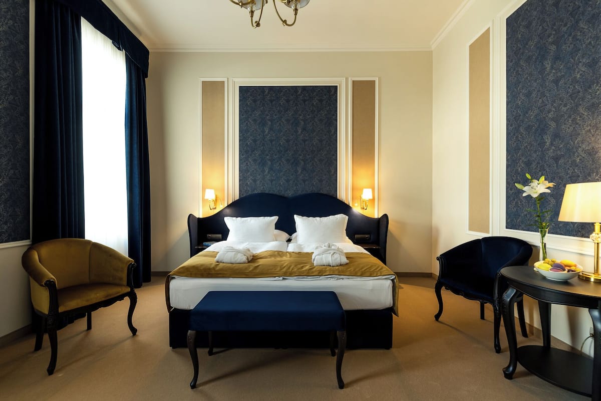 Bộ đồ giường kháng dị ứng, minibar, két bảo mật tại phòng, bàn 