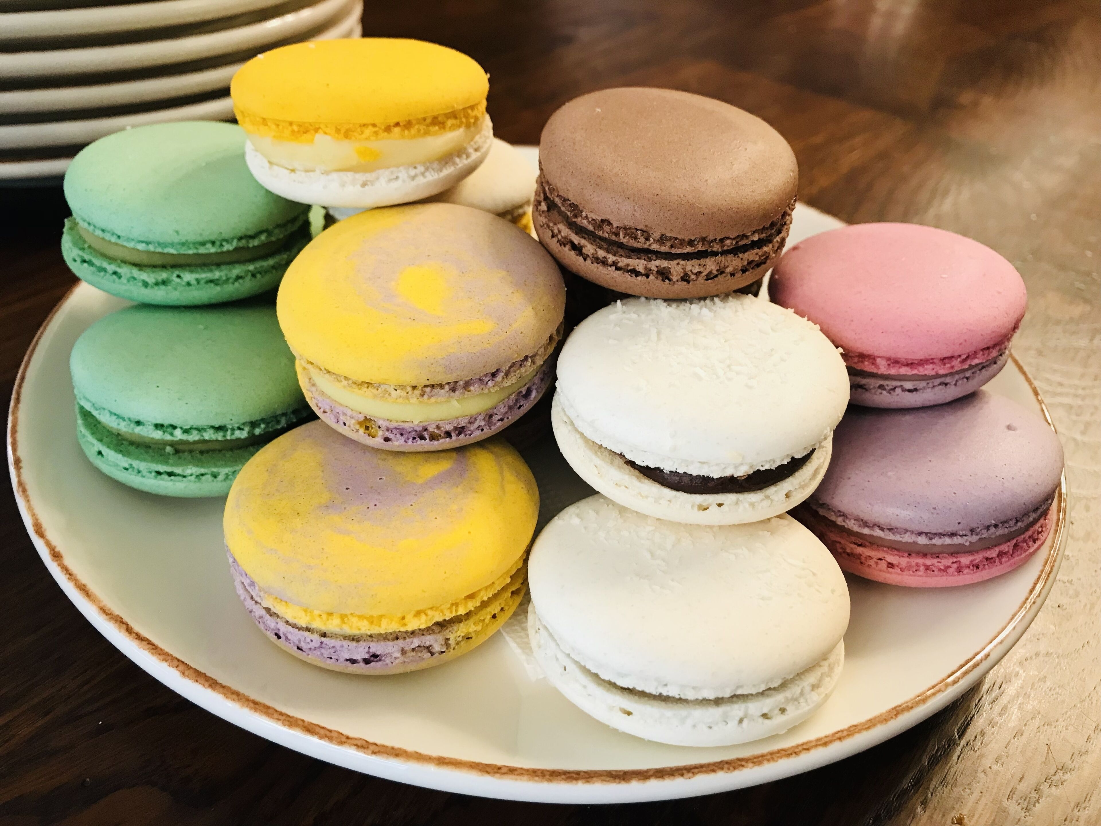 Un plato de macarons variados en distintos colores.