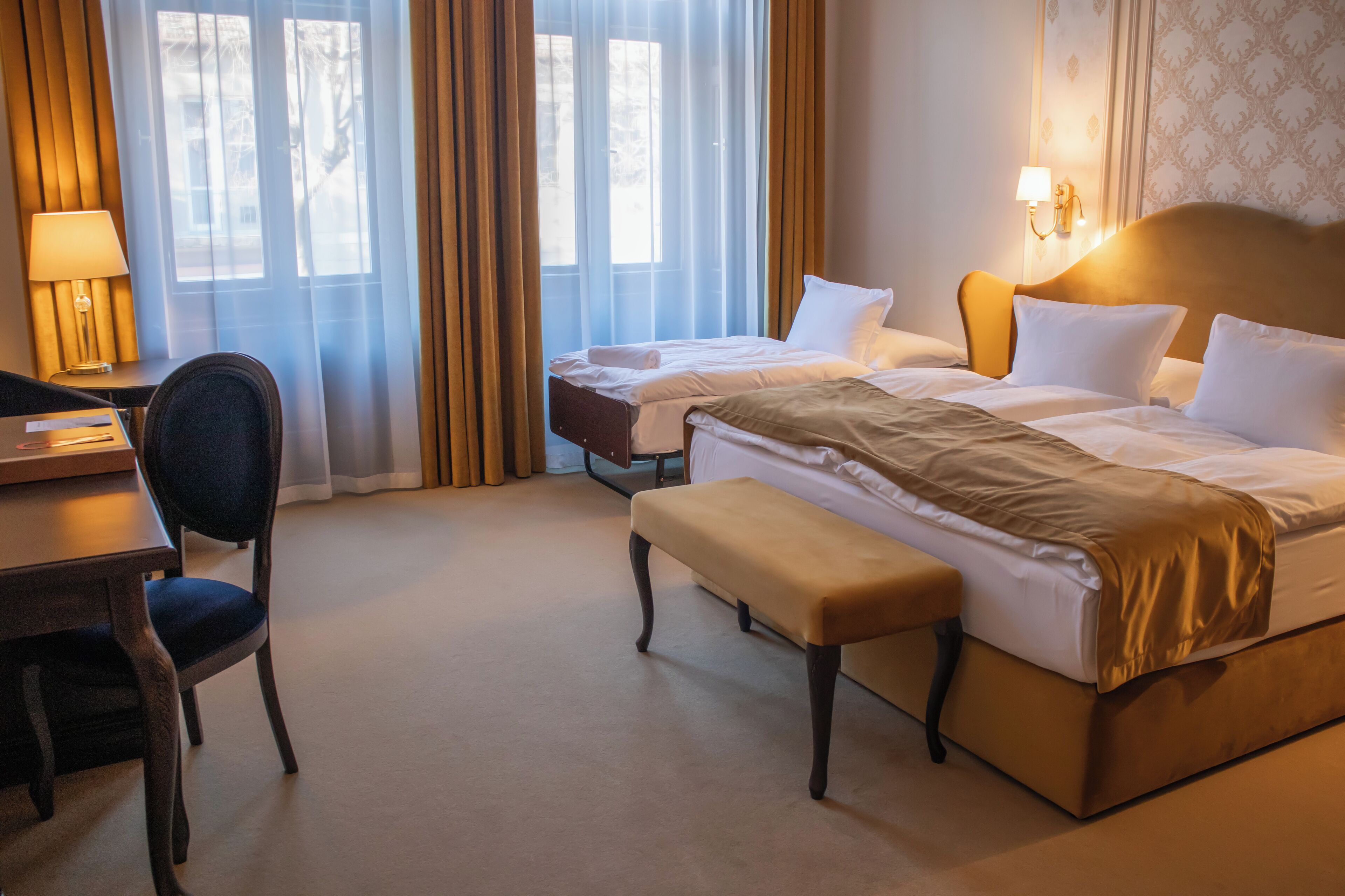 Een minibar, een kluis op de kamer, een bureau, een laptopwerkplek