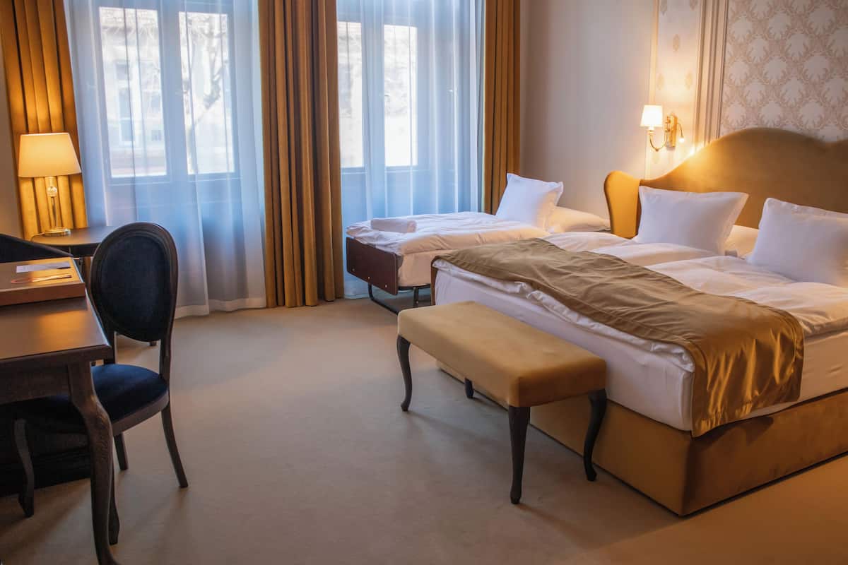 Frigobar, cofres nos quartos, escrivaninha