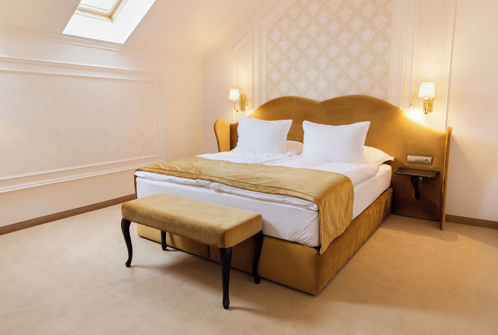 Een minibar, een kluis op de kamer, een bureau, een laptopwerkplek