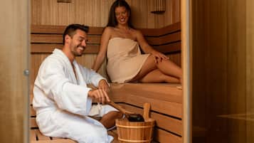 Uma sauna com bancos de madeira e um balde de madeira.