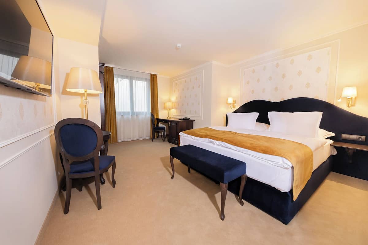 Frigobar, cofres nos quartos, escrivaninha