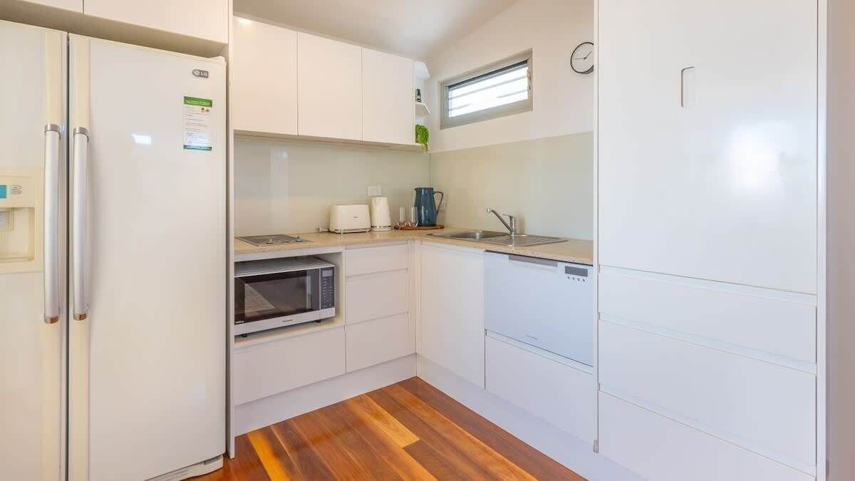 Coffee/tea maker, fridge, microwave, oven