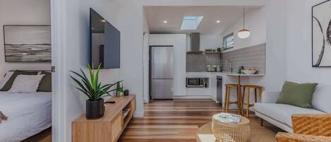 5 bedrooms, iron/ironing board, free WiFi, bed sheets