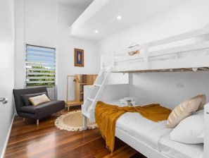 5 bedrooms, iron/ironing board, WiFi (free), bed sheets