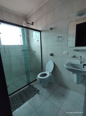 Secadora de cabello, jabón, papel de baño 