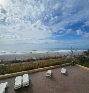 On the beach - Oceanfront Efficiency T203 (Myrtle Beach)