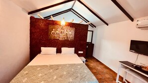Laptop workspace, bed sheets - HOTEL Golden Rice (Candolim)