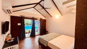 مساحة عمل للكمبيوتر المحمول وملاءات أسرّة