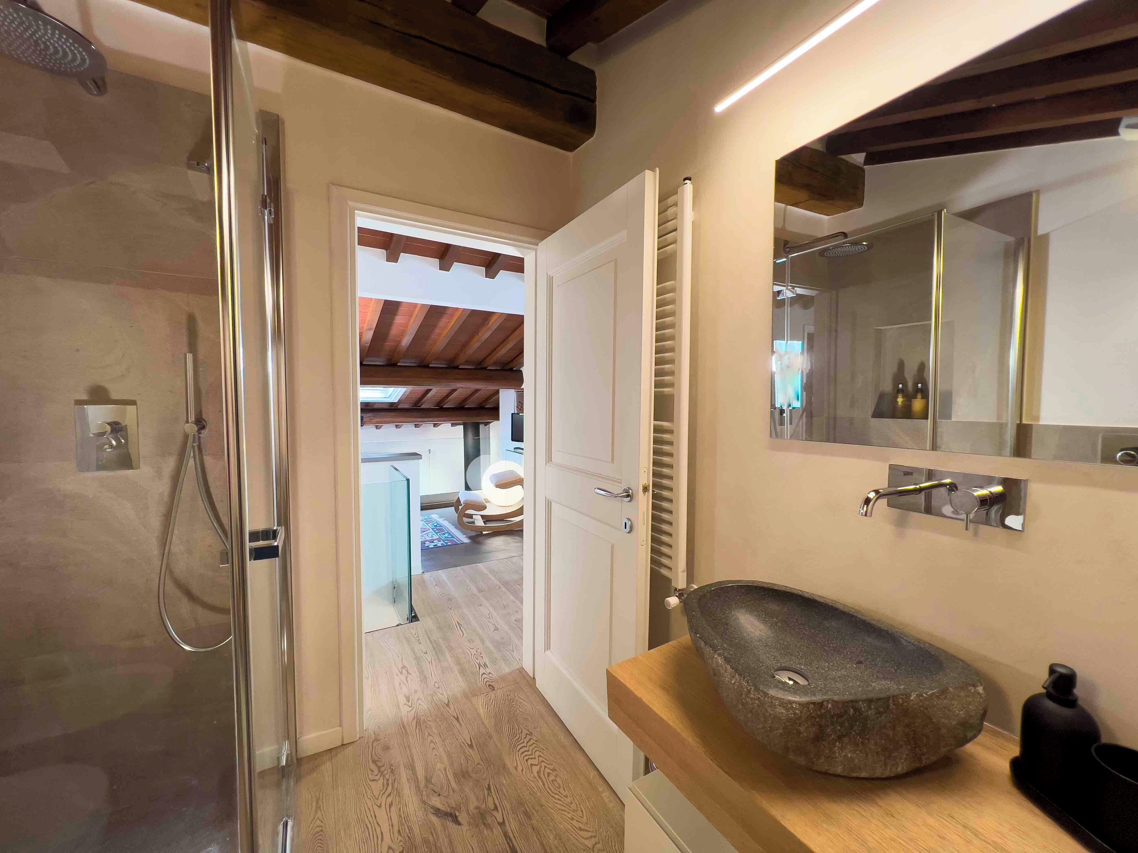 Douche, sèche-cheveux, bidet, serviettes fournies