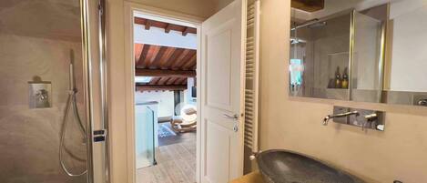Shower, hair dryer, bidet, towels