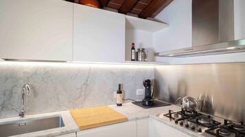 Frigorifero, microonde, forno, piano cottura