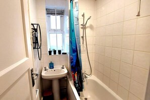 Apartment | Bathroom | Combined shower/bathtub, deep-soaking bathtub, hair dryer, towels - Charming Three Bedroom 5 Double Bed Apt in London (London)